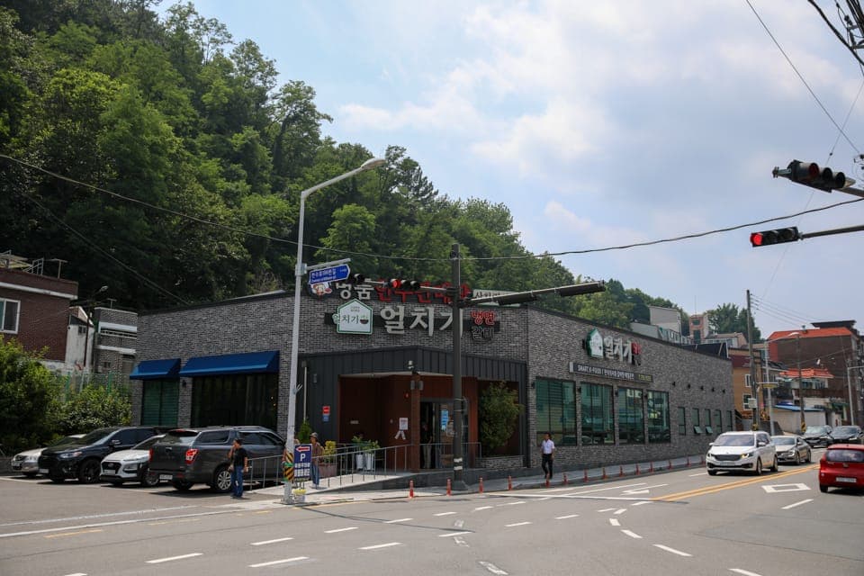 얼치기 냉면 진주점 외관과 주차장, 천수로 대로변의 단독 건물