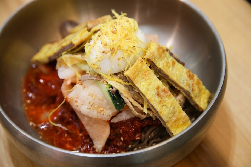 진주 얼치기 육전과 가오리무침 고명을 올린 진주 비빔냉면, 진주 육전냉면 안내