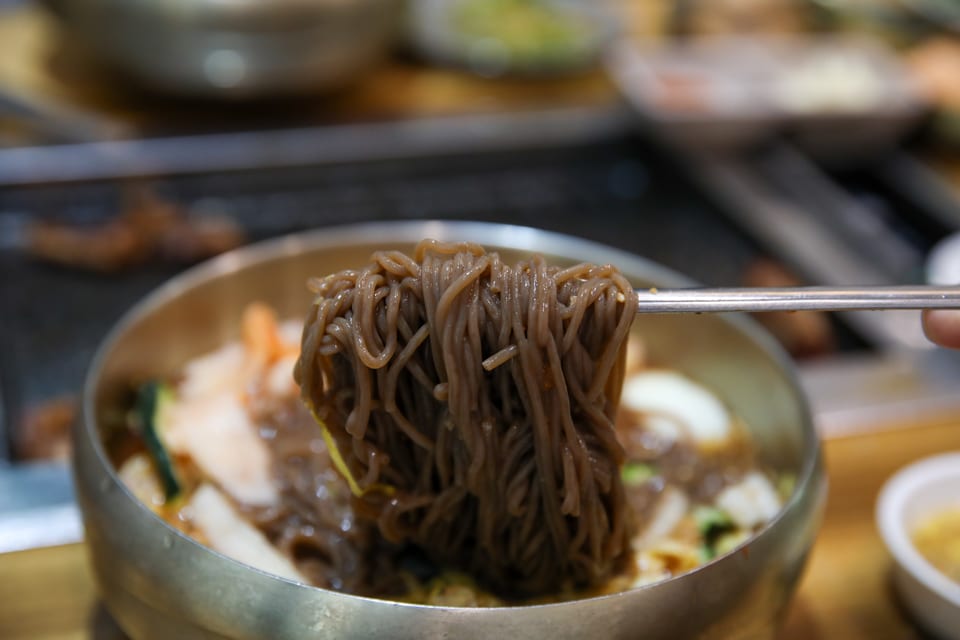 진주 얼치기 진주 물냉면 메밀순면을 드는 모습, 진주 육전냉면 안내 2번째 컷