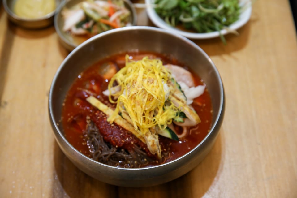 진주 얼치기 물냉면과 비빔냉면을 함께 담은 반반냉면, 선주후면 안내