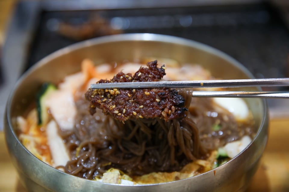 진주 얼치기 진주 물냉면 메밀순면을 드는 모습, 선주후면 안내 2번째 컷