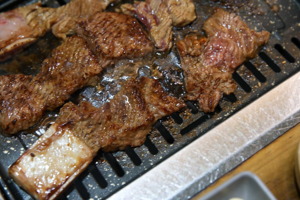 진주 얼치기 불판에 굽는 뼈 없는 칼집 소양념갈비, 선주후면 안내 2번째 컷