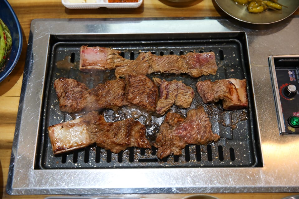 진주 얼치기 불판에 굽는 뼈 없는 칼집 소양념갈비, 선주후면 안내