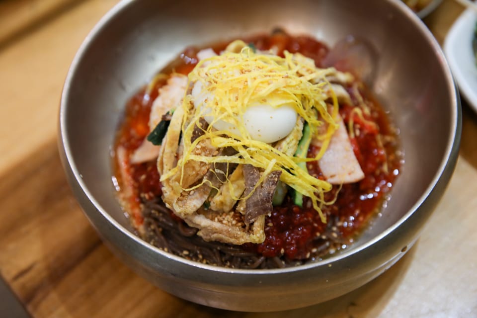 진주 얼치기 육전과 가오리무침 고명을 올린 진주 비빔냉면, 진주 비빔냉면 안내 2번째 컷