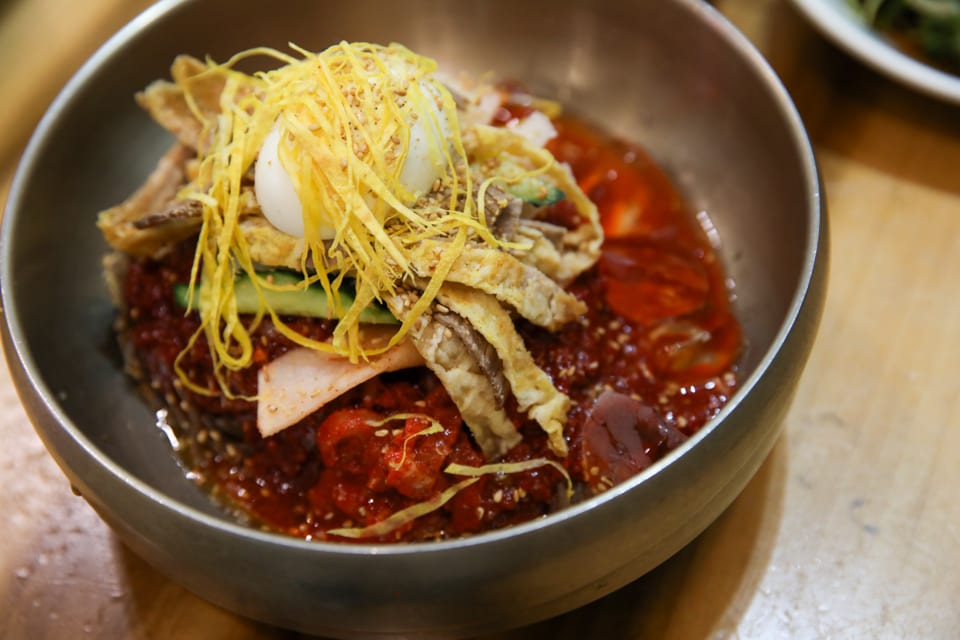 진주 얼치기 육전과 가오리무침 고명을 올린 진주 비빔냉면, 진주 비빔냉면 안내 3번째 컷