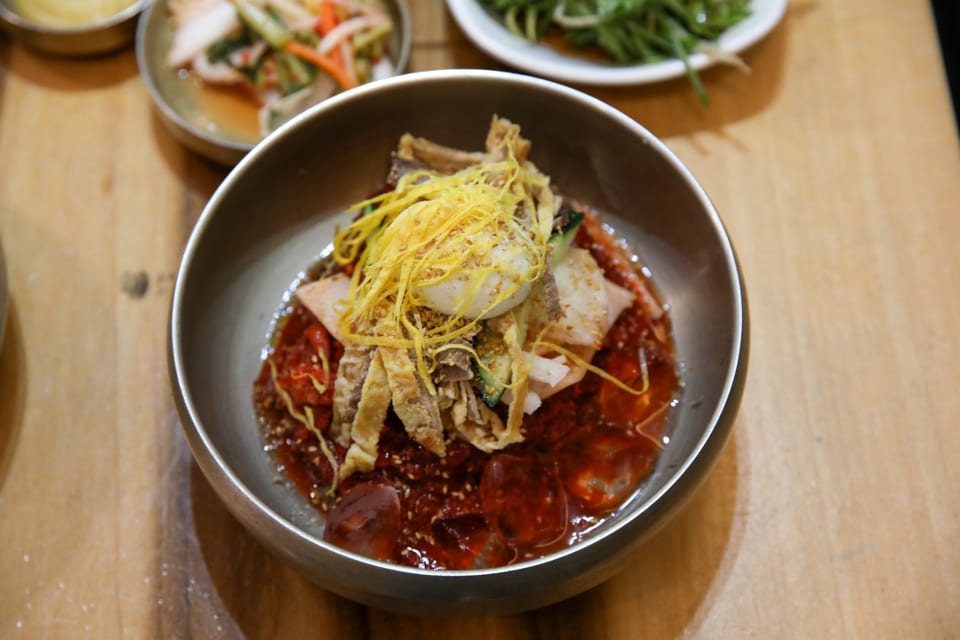 진주 얼치기 육전과 가오리무침 고명을 올린 진주 비빔냉면, 진주 비빔냉면 안내 4번째 컷