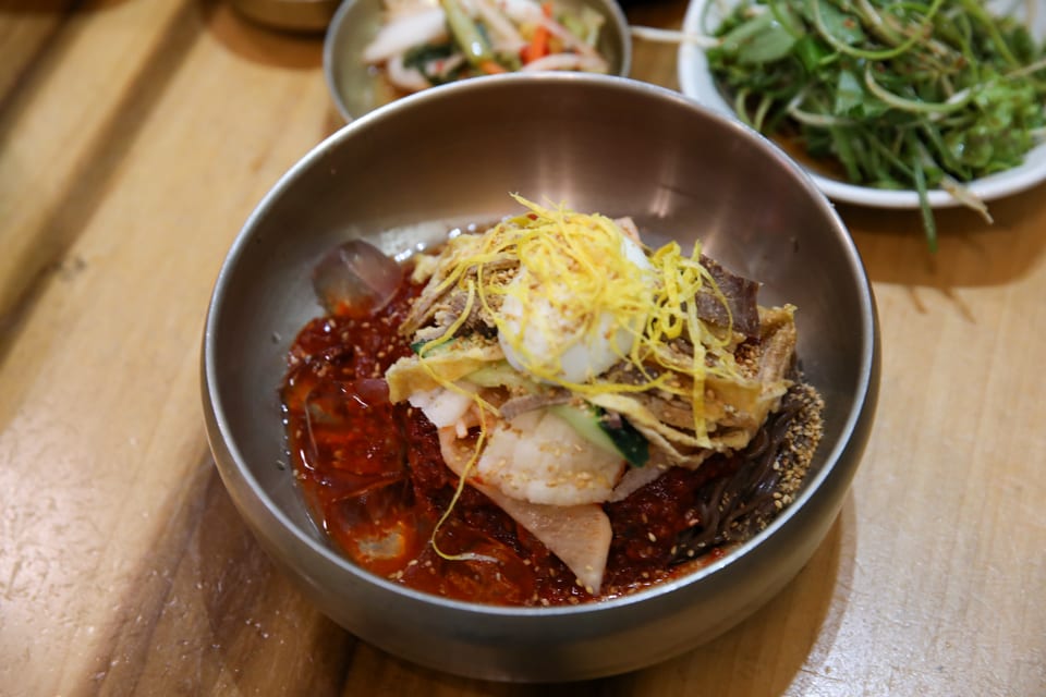 진주 얼치기 육전과 가오리무침 고명을 올린 진주 비빔냉면, 진주 비빔냉면 안내 5번째 컷