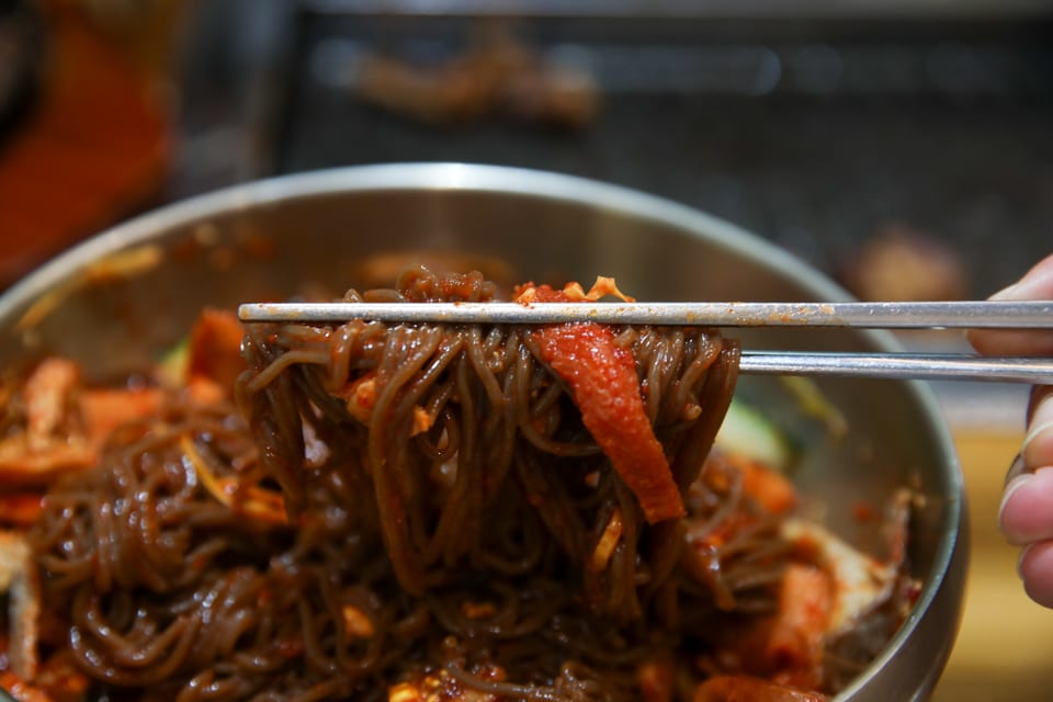진주 얼치기 새콤한 양념의 비빔냉면을 비비는 모습, 진주 비빔냉면 안내