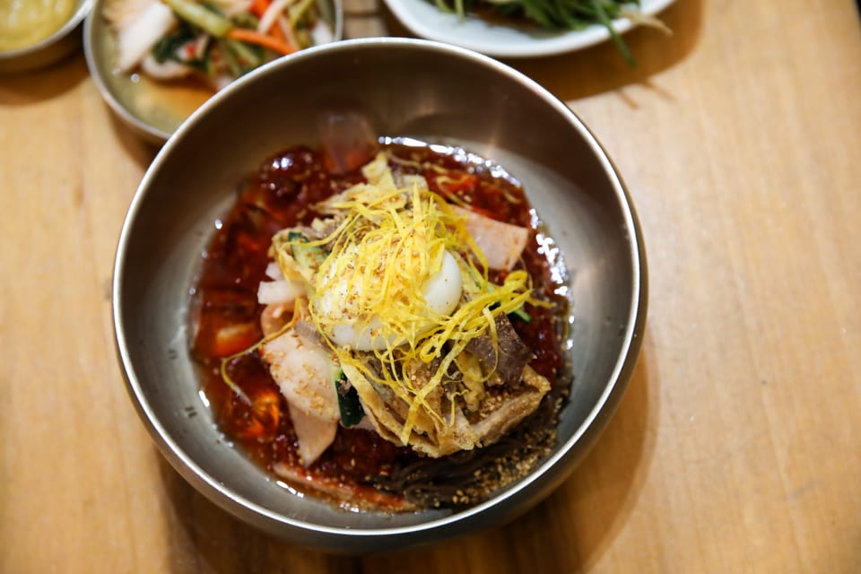 진주 얼치기 육전과 가오리무침 고명을 올린 진주 비빔냉면, 진주 비빔냉면 안내