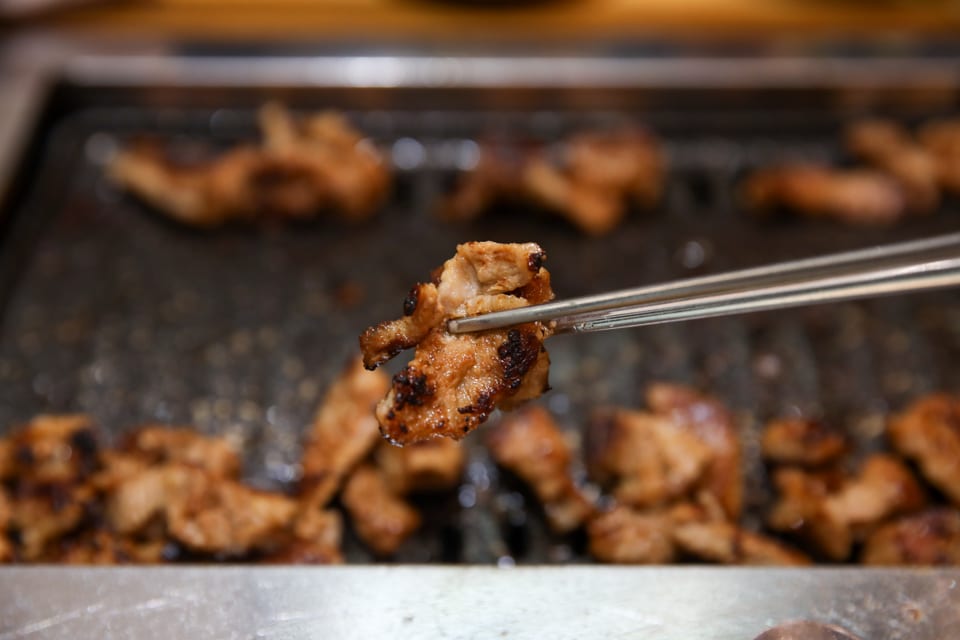 진주 얼치기 양념이 배어든 돼지갈비 한 점, 진주 돼지갈비 안내