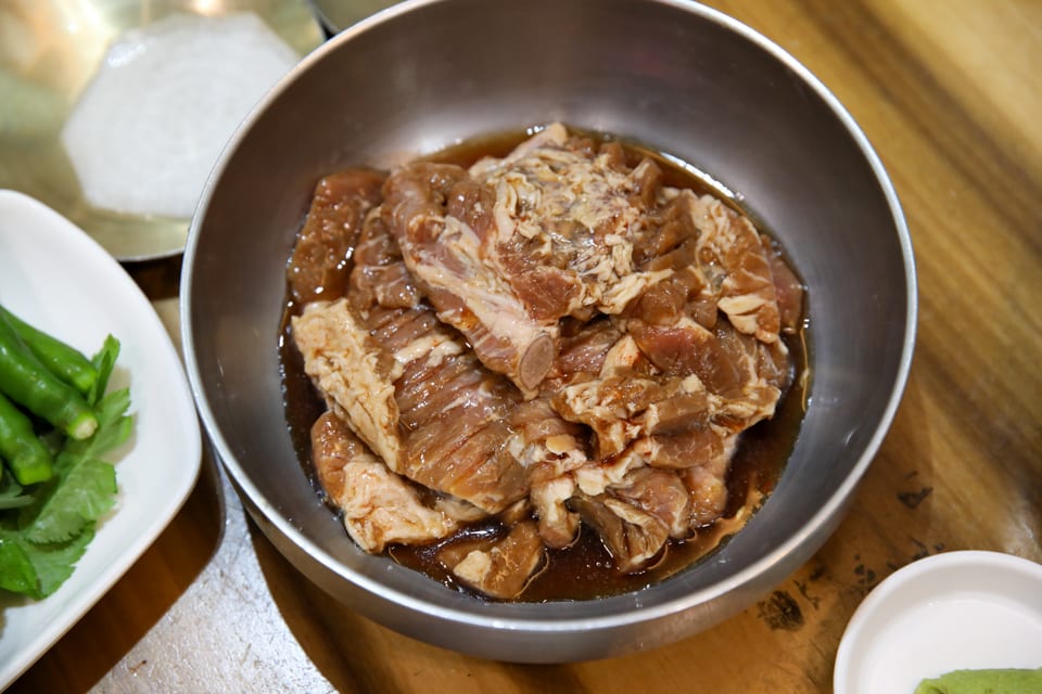 진주 얼치기 양념에 재운 돼지갈비, 진주 돼지갈비 안내