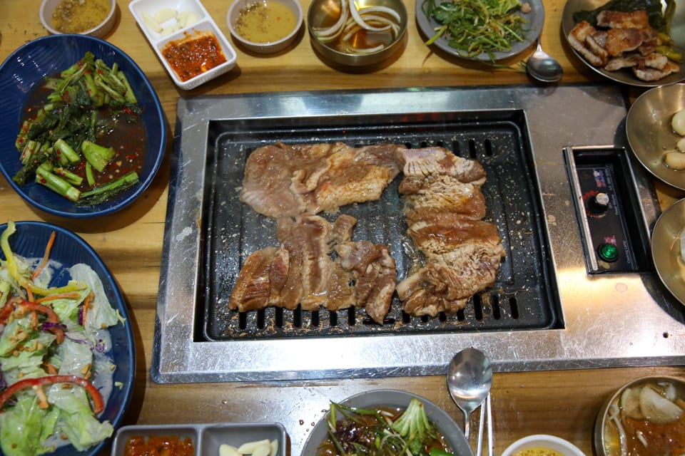 진주 얼치기 돼지양념갈비 굽는 동안의 전체 상차림, 진주 돼지갈비 안내