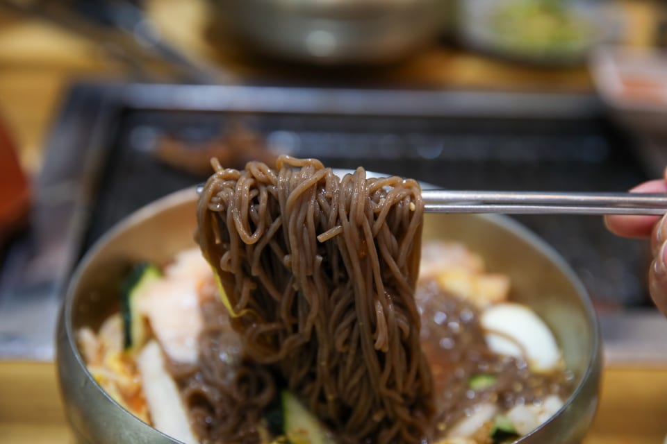 진주 얼치기 진주 물냉면 메밀순면을 드는 모습, 진주냉면 육수 안내 2번째 컷
