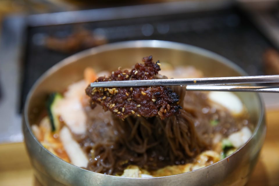진주 얼치기 진주 물냉면 메밀순면을 드는 모습, 진주냉면 육수 안내 3번째 컷