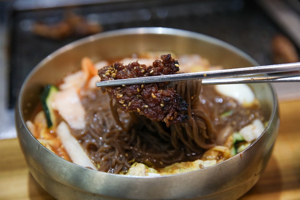 진주 얼치기 진주 물냉면 메밀순면을 드는 모습, 진주냉면 육수 안내 4번째 컷