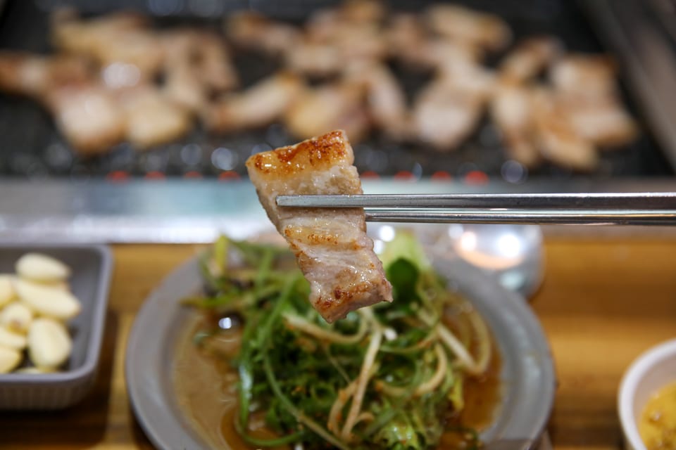 진주 얼치기 노릇하게 구운 삼겹살 한 점, 진주 삼겹살 맛집 안내 2번째 컷