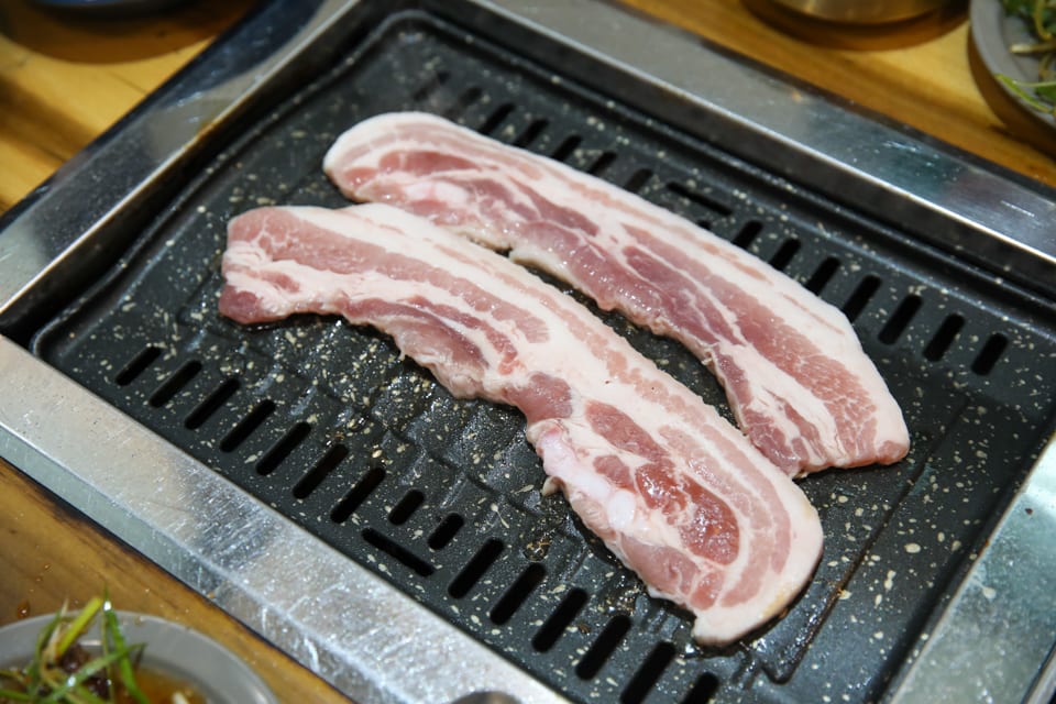 진주 얼치기 불판에 익어 가는 한돈 생삼겹살, 진주 삼겹살 맛집 안내