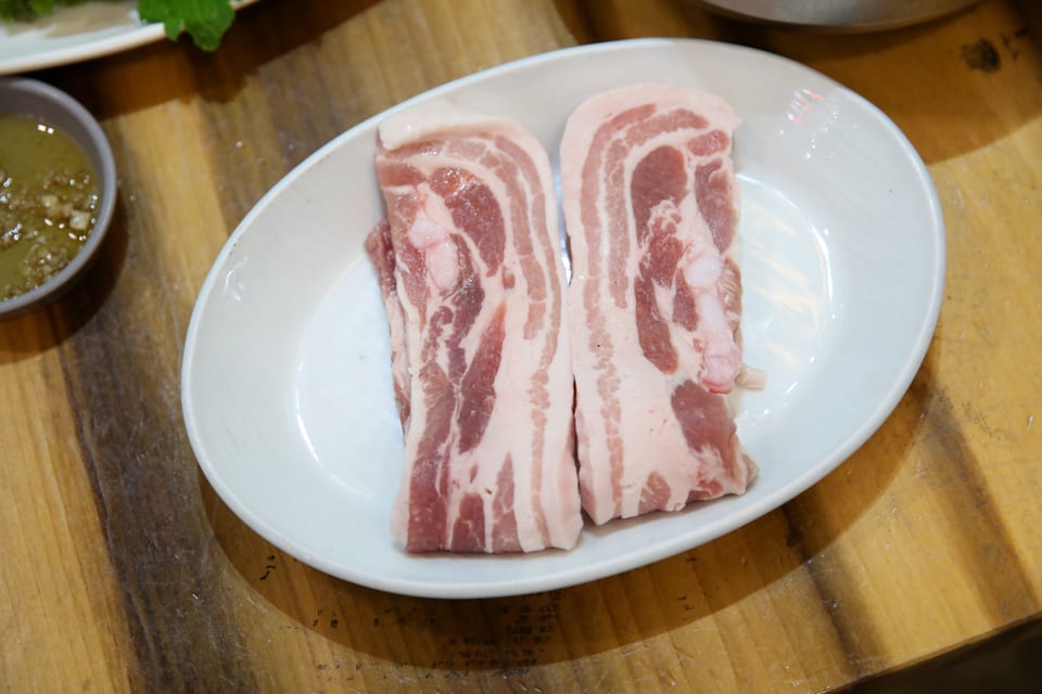 진주 얼치기 굽기 전 한돈 생삼겹살, 진주 삼겹살 맛집 안내 2번째 컷