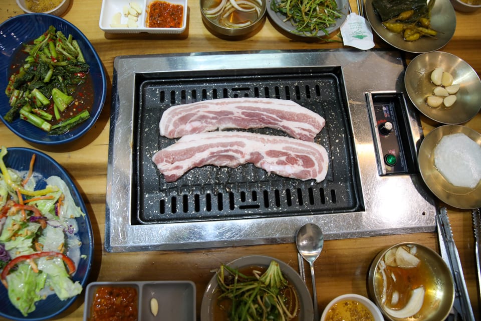 진주 얼치기 생삼겹살 굽는 동안의 전체 상차림, 진주 삼겹살 맛집 안내