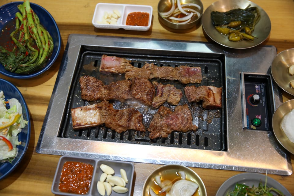 진주 얼치기 소양념갈비 굽는 동안의 전체 상차림, 진주 소갈비 맛집 안내