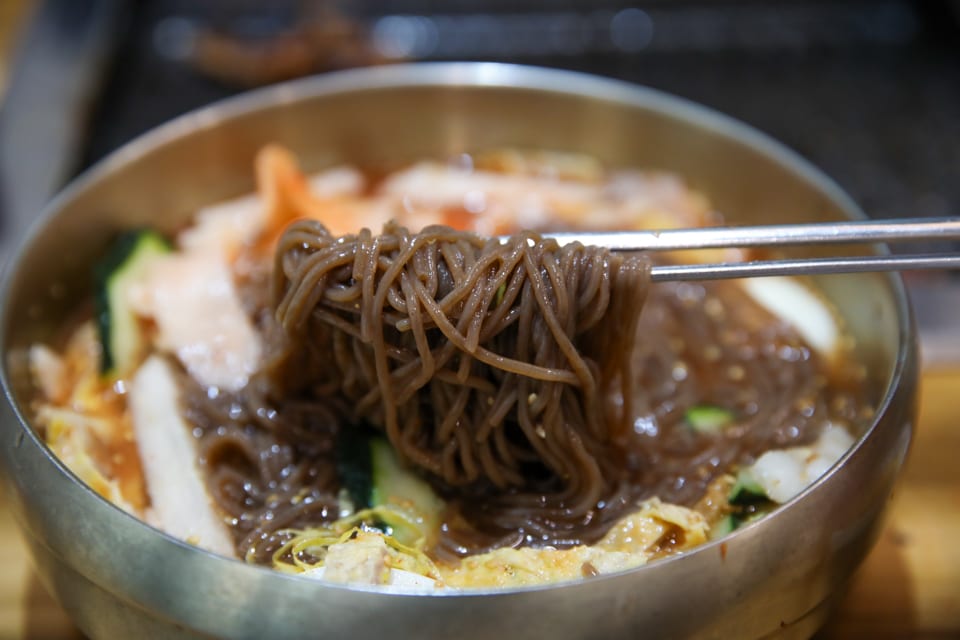 진주 얼치기 진주 물냉면 메밀순면을 드는 모습, 진주 육전 안내