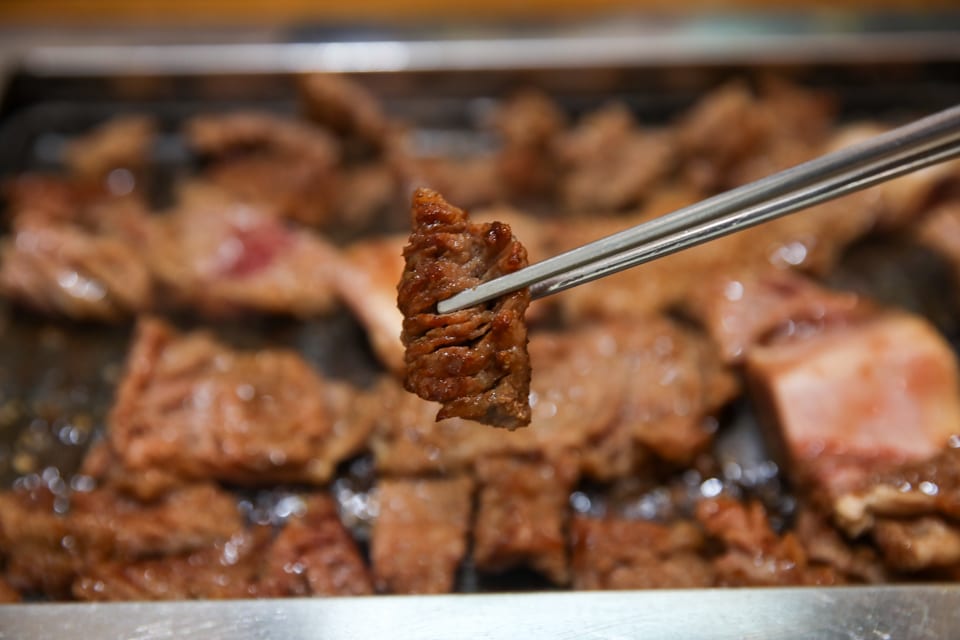 진주 얼치기 잘 익은 소양념갈비 한 점, 진주 육전 안내