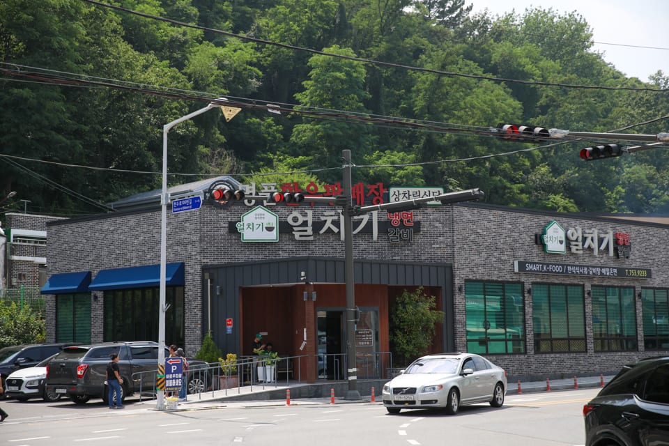 진주 얼치기 매장 입구와 전용 주차장 전경, 주약동 맛집 안내 4번째 컷
