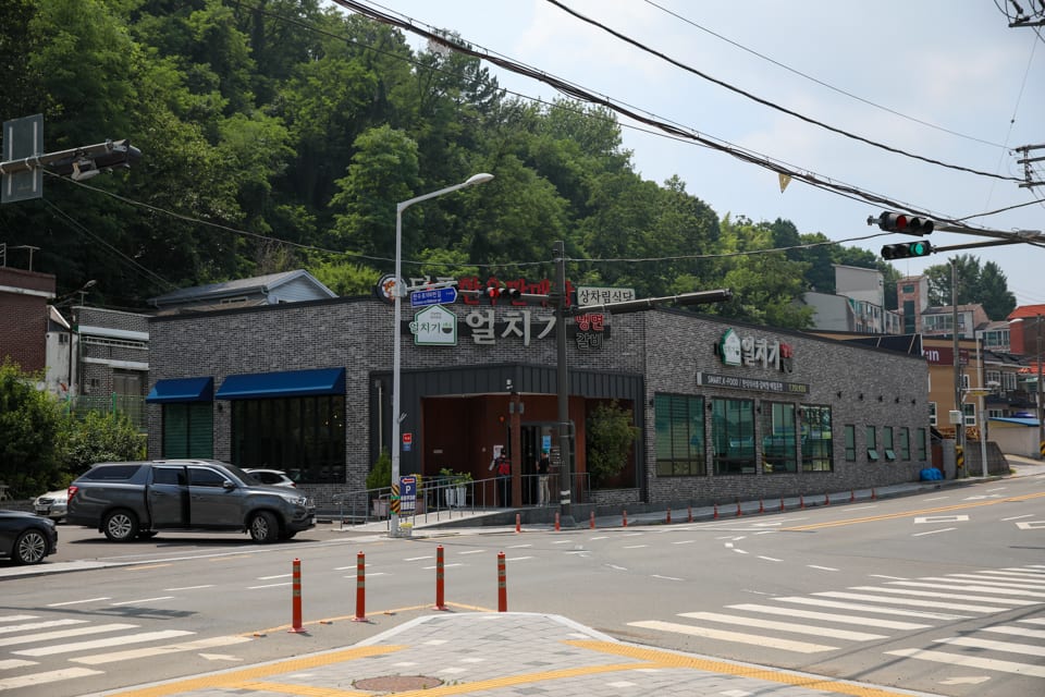진주 얼치기 매장 입구와 전용 주차장 전경, 주약동 맛집 안내