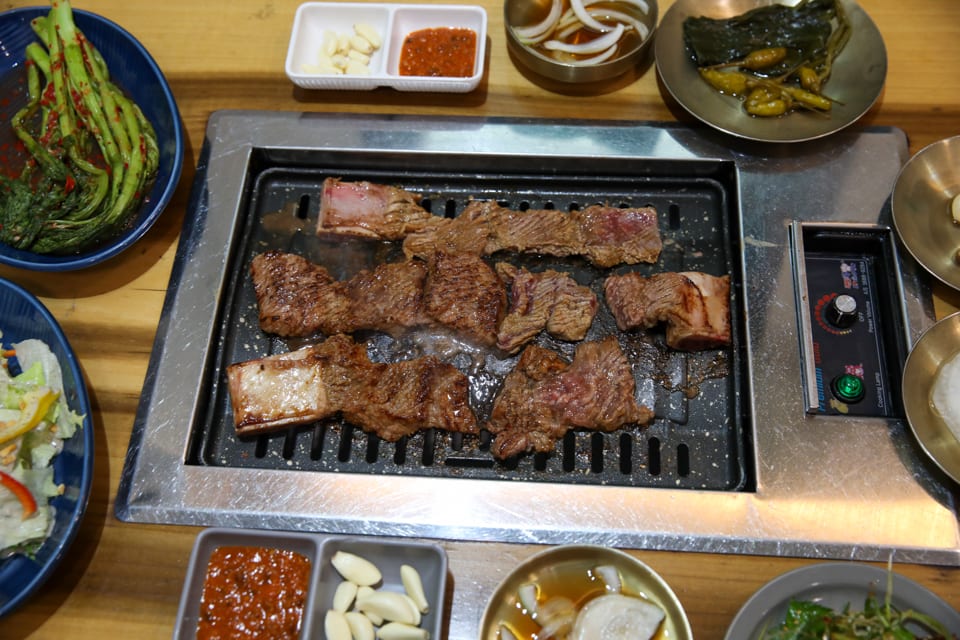 진주 얼치기 소양념갈비 굽는 동안의 전체 상차림, 주약동 맛집 안내