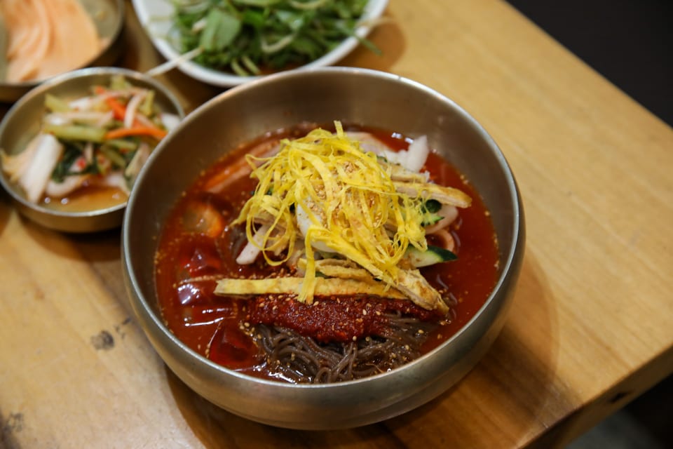 진주 얼치기 물냉면과 비빔냉면을 함께 담은 반반냉면, 섞음냉면 안내 3번째 컷