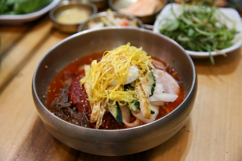 진주 얼치기 물냉면과 비빔냉면을 함께 담은 반반냉면, 섞음냉면 안내 4번째 컷