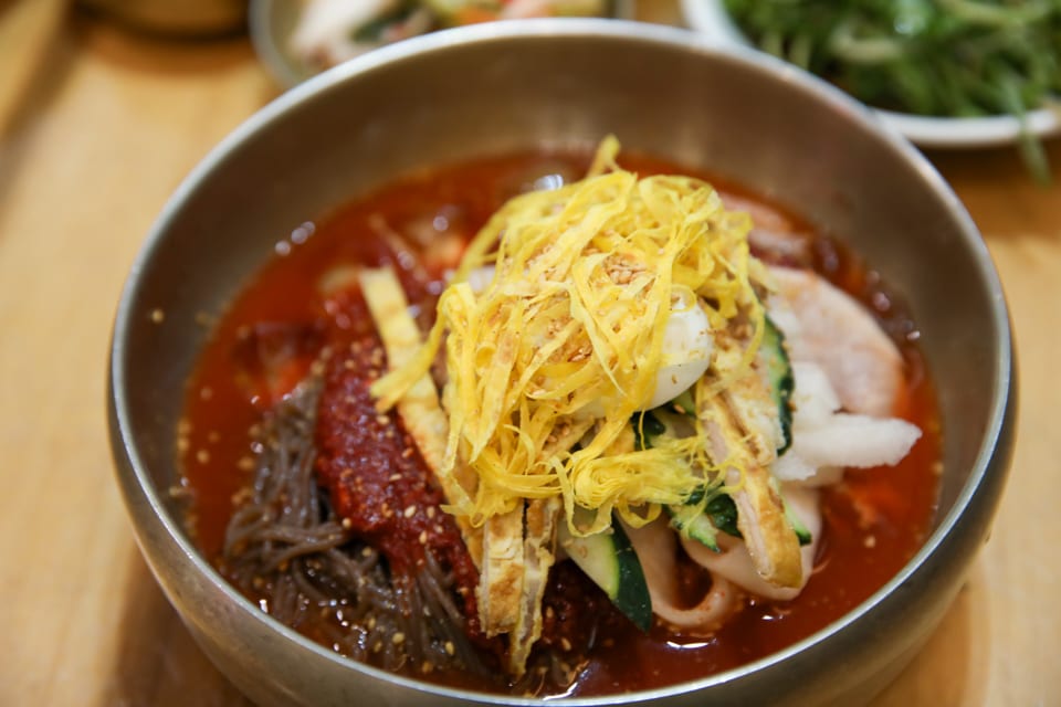 진주 얼치기 물냉면과 비빔냉면을 함께 담은 반반냉면, 섞음냉면 안내 5번째 컷