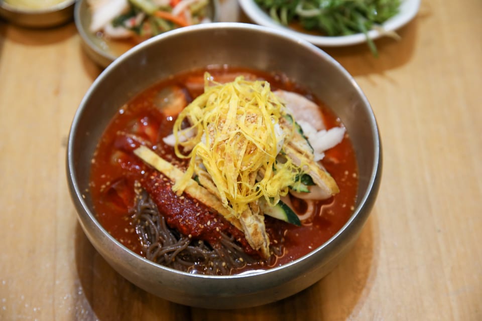 진주 얼치기 물냉면과 비빔냉면을 함께 담은 반반냉면, 섞음냉면 안내