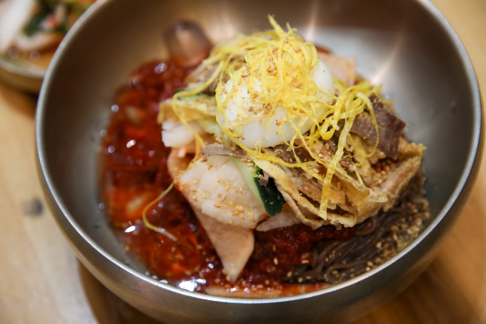진주 얼치기 육전과 가오리무침 고명을 올린 진주 비빔냉면, 섞음냉면 안내 2번째 컷
