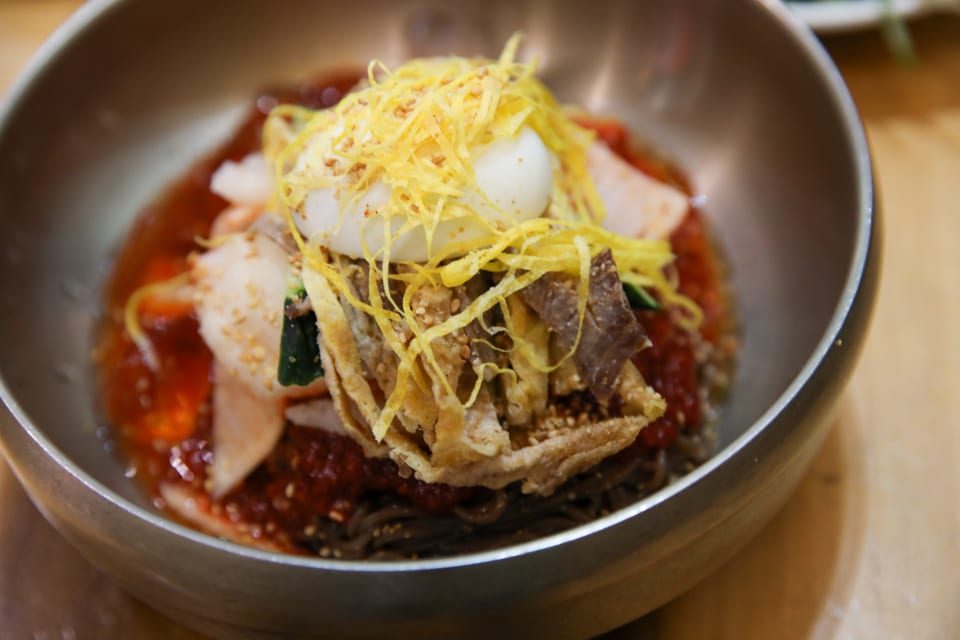진주 얼치기 육전과 가오리무침 고명을 올린 진주 비빔냉면, 섞음냉면 안내