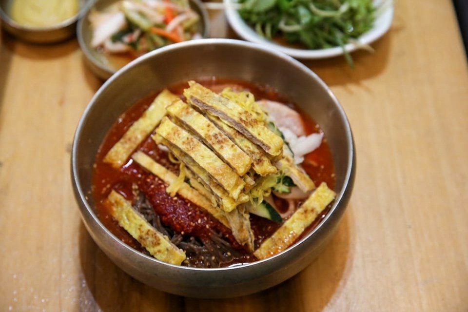 진주 얼치기 물냉면과 비빔냉면을 함께 담은 반반냉면, 진주 냉면 맛집 웨이팅·주차 안내