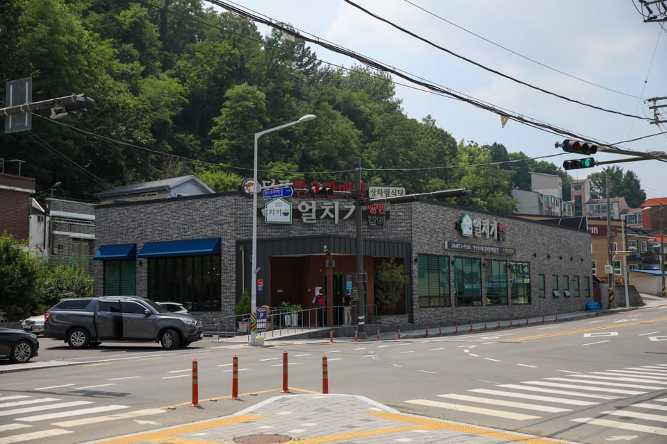 진주 얼치기 매장 입구와 전용 주차장 전경, 진주 냉면 맛집 웨이팅·주차 안내