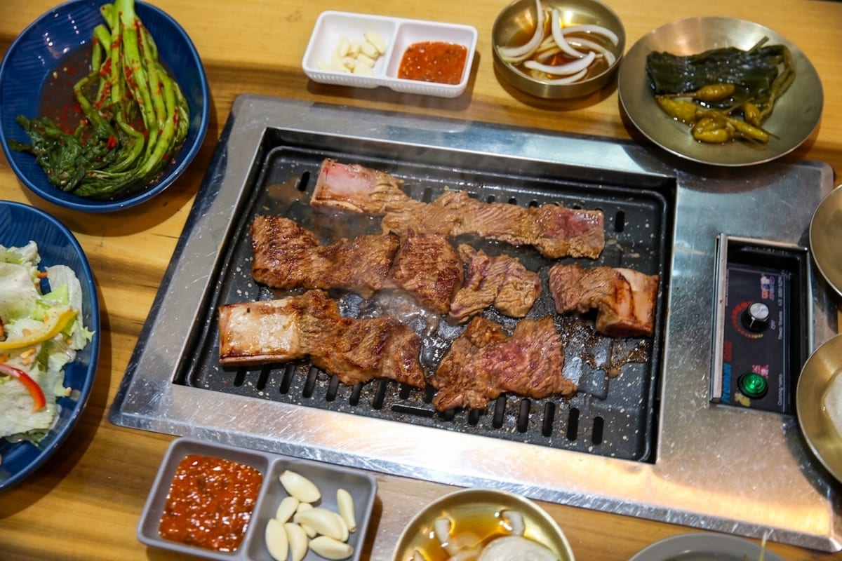 진주 얼치기 소양념갈비 굽는 동안의 전체 상차림, 진주 냉면 맛집 웨이팅·주차 안내