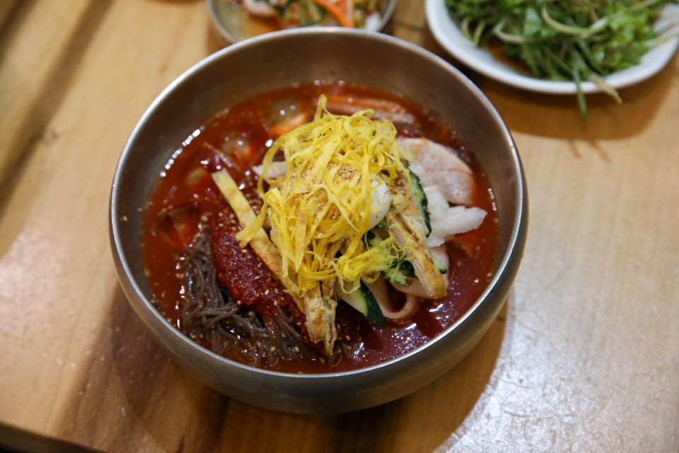 진주 얼치기 물냉면과 비빔냉면을 함께 담은 반반냉면, 얼치기 메뉴 안내