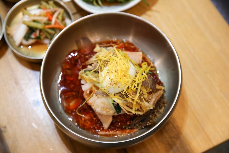 진주 얼치기 육전과 가오리무침 고명을 올린 진주 비빔냉면, 얼치기 메뉴 안내