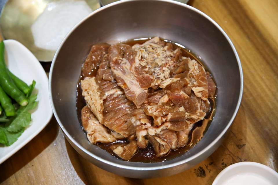 진주 얼치기 양념에 재운 돼지갈비, 얼치기 메뉴 안내
