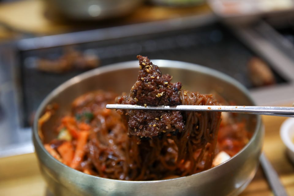 진주 얼치기 불향 입힌 석쇠불고기 한 접시, 얼치기 메뉴 안내