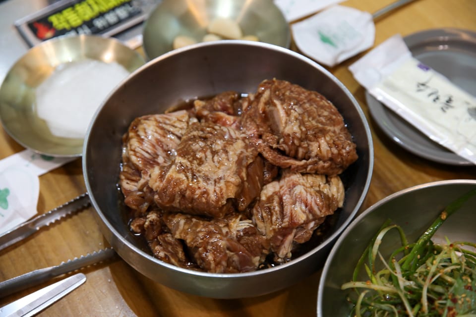 진주 얼치기 굽기 전 소양념갈비 상차림, 얼치기 메뉴 안내