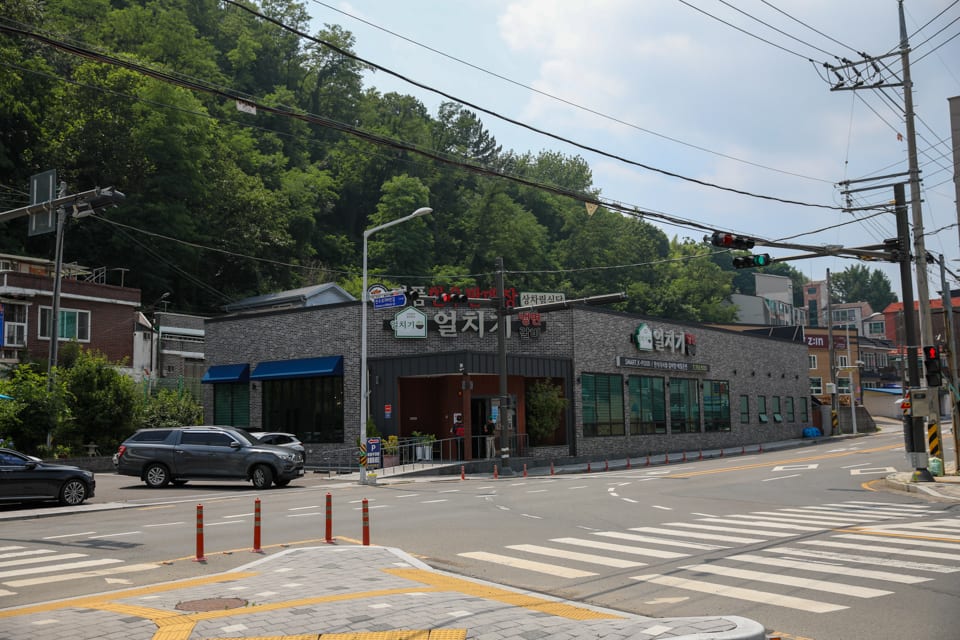 진주 얼치기 매장 입구와 전용 주차장 전경, 진주 경상대병원 근처 맛집 안내