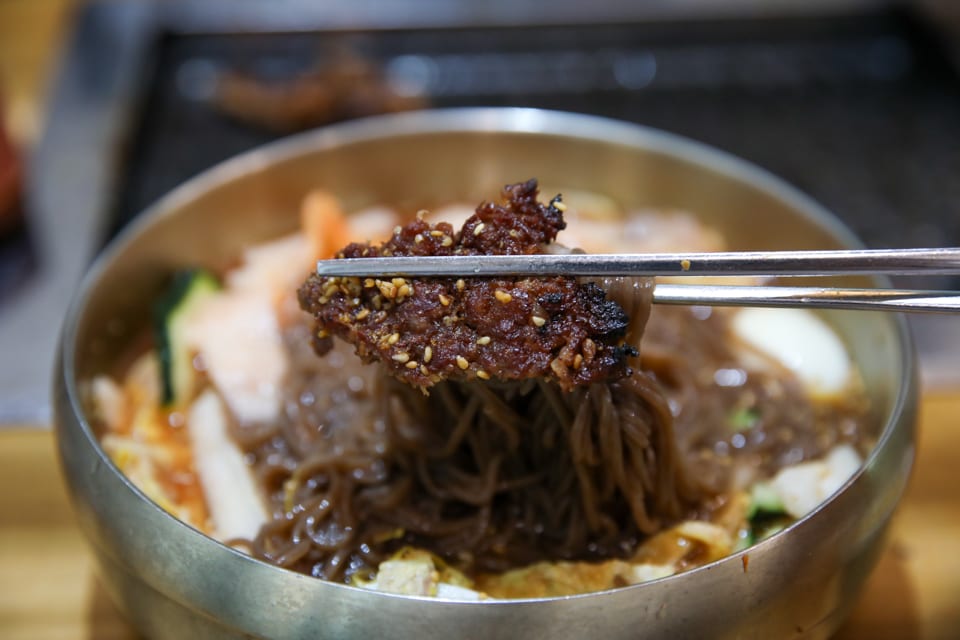 진주 얼치기 진주 물냉면 메밀순면을 드는 모습, 진주 경상대병원 근처 맛집 안내 2번째 컷