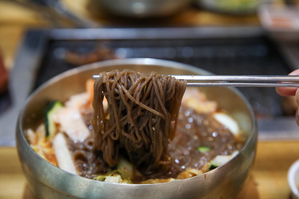 진주 얼치기 진주 물냉면 메밀순면을 드는 모습, 진주 경상대병원 근처 맛집 안내