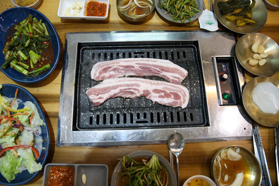 진주 얼치기 생삼겹살 굽는 동안의 전체 상차림, 진주 경상대병원 근처 맛집 안내