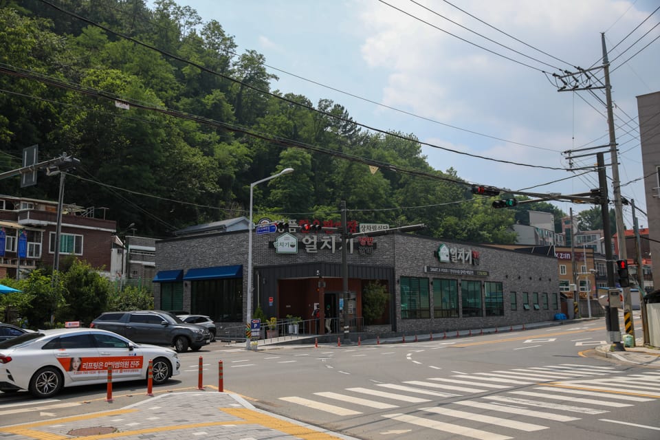 진주 얼치기 매장 입구와 전용 주차장 전경, 진주 제일병원 근처 맛집 안내