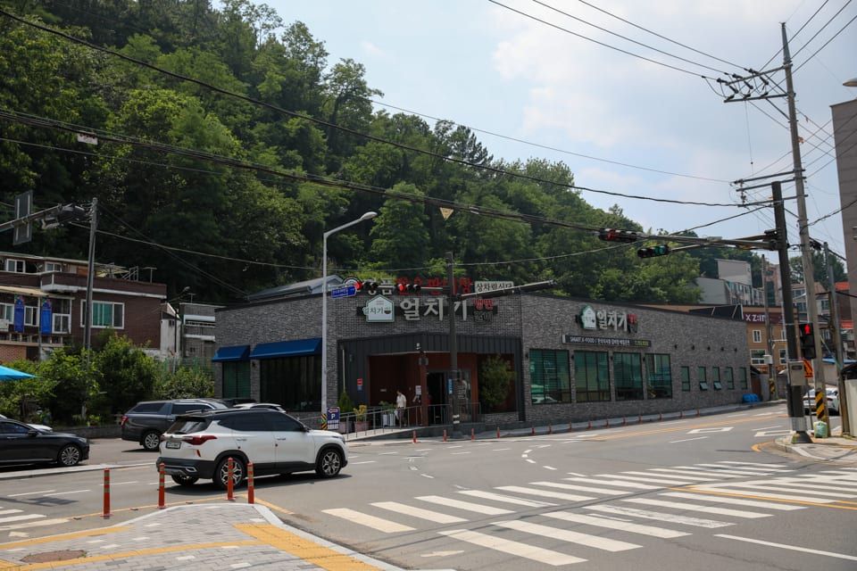 진주 얼치기 매장 입구와 전용 주차장 전경, 진주 데이트 맛집·저녁 모임 안내