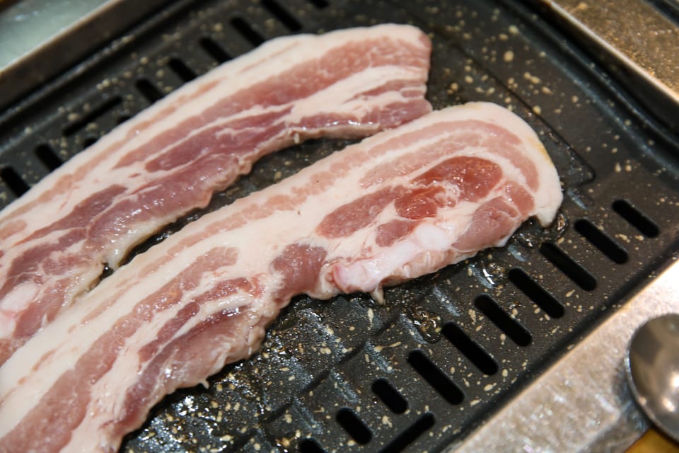 진주 얼치기 불판에 익어 가는 한돈 생삼겹살, 진주 데이트 맛집·저녁 모임 안내 2번째 컷